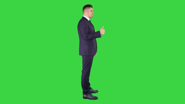Επιχειρηματίας που εμφανίζει τους αντίχειρες επάνω σε πράσινη οθόνη, πλήκτρο αποχρώσεων. — Αρχείο Βίντεο