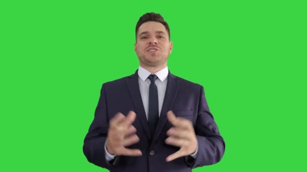 Άνθρωπος με επίσημα ρούχα που μιλούν στην κάμερα κάνοντας χειρονομίες με πολύ εκφραστικό και θετικό τρόπο σε μια πράσινη οθόνη, πλήκτρο αποχρώσεων. — Αρχείο Βίντεο