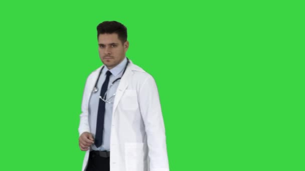 Doutor, profissional médico fazendo um gesto de ponto e apresentando algo em segundo plano em uma tela verde, Chroma Key . — Vídeo de Stock