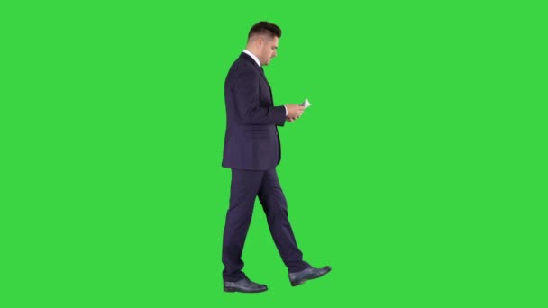 Zakelijke man lopen tellen Euro Bills op een groen scherm, Chroma Key. — Stockvideo