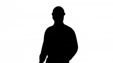 Mükemmel iyi inşa nesne bakarak Sarı kask Silhouette gülümseyen inşaat işçisi. Eller kalça.