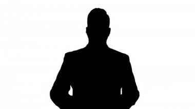 Silhouette yakışıklı işadamı üç puan veren kamera sunma.
