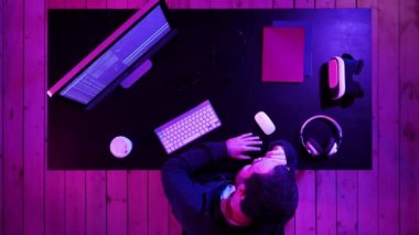 İşlemek için hacker sakallı programcı için program bekliyor. Monitör sonucu hakkında mutlu bakarak yorgun programcı.