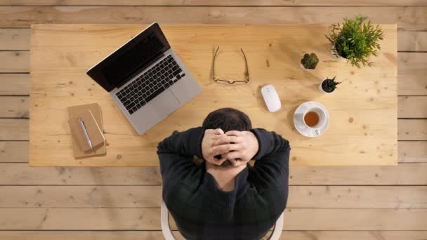 Frustrovaný podnikatel drží hlavu sedí v kanceláři. — Stock video