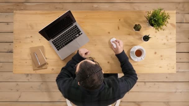 Улыбающийся молодой человек с наушниками, сидящий за компьютерами в офисе . — стоковое видео