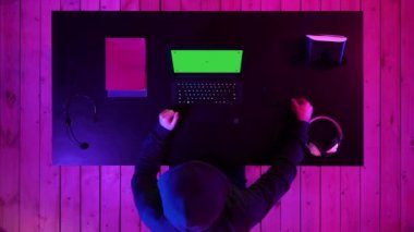 Genç oyun kulaklık giyen video oyunu oynuyor. Yeşil ekran mock-up ekran.