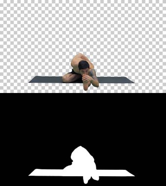 Genç adam yoga yapıyor. Kahraman pozisyonu, Alfa Kanalı.