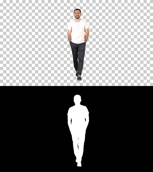 Αυτοπεποίθηση νεαρός άνδρας περπατώντας προς τα εμπρός και κοιτάζοντας κάμερα σε λευκό πουκάμισο, Alpha Channel — Φωτογραφία Αρχείου