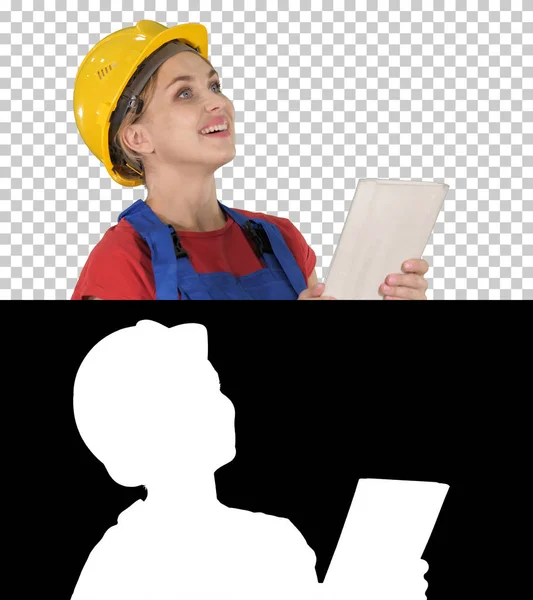 Engenheira de construção feminina com um tablet em um canteiro de obras, Alpha Channel — Fotografia de Stock