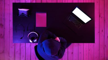 Hacker kurbanı için arama ve fidye scamming için sırada veri aracılığıyla kişisel bilgilerini çalmak hareket eden smartphone kullanarak. Beyaz ekran.