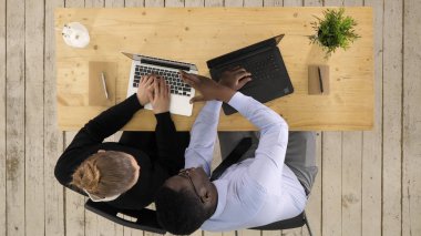 Yeni bir proje üzerinde çalışan iki yazılım geliştiricisi