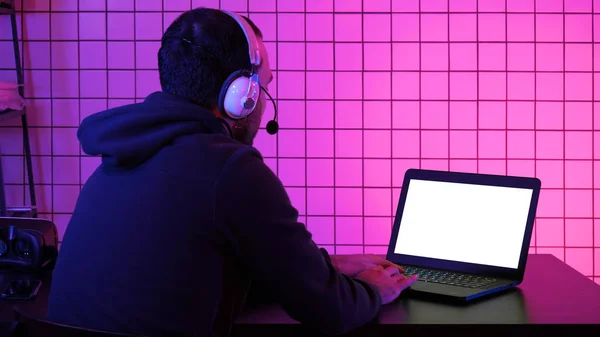 Professional Gamer Playing Video Game on His Laptop. White Display. — Stock Photo, Image