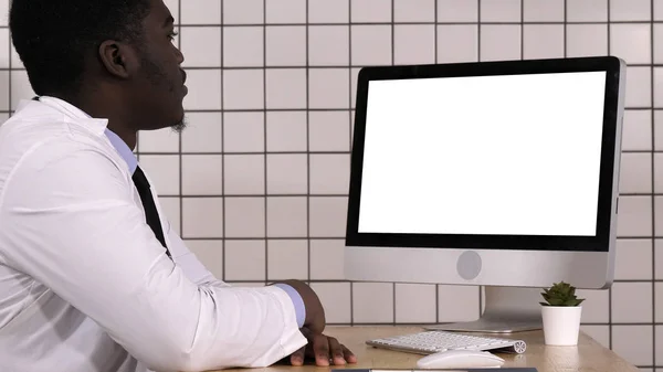 Africký doktor dělá videohovory se svým počítačem. Bílý displej. — Stock fotografie