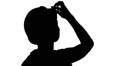 Siluet Kadın inşaat işçisi selamlıyor.