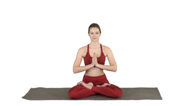 Yoga oturan güzel genç kadın poz Lotus ellerinin beyaz arka plan üzerinde konumunu değiştirme.