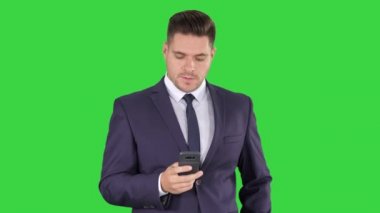 Ciddi endişeli işadamı birini aramak için çalışıyor ve cant Çağrı üzerinden almak bir Yeşil Ekranda başarısız oldu, Chroma Key.