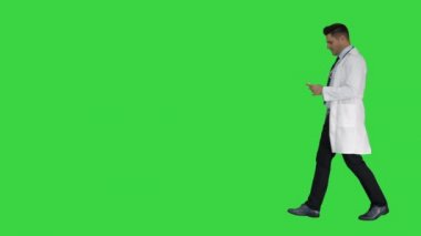 Doktor vitamin sunan ve yeşil ekranda kameraya onlar hakkında konuşurken, Chroma Anahtar.