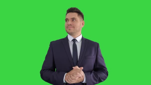 Hombre de negocios sonriendo a la cámara sabiendo que todo está bien en una pantalla verde, Chroma Key . — Vídeos de Stock