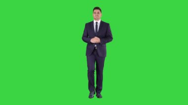 Düşünceli işadamı Yeşil Ekranda yürürken, Chroma Key.