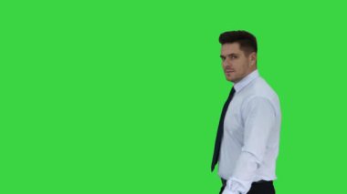 Yeşil Ekran, Kroma Anahtarı 'nda gri arka planda genç inşaat işçisi..