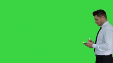 Kendine güvenen ciddi akıllı işadamı bir fikir sahip ve Yeşil Ekran, Chroma Key notlar yapma.