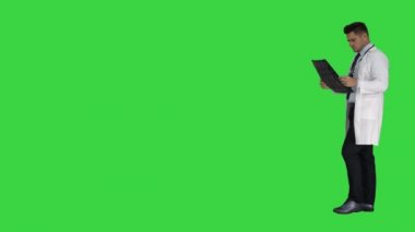 Doktor Beyin MRI Sonuç bakıyor ve Yeşil Ekranda Kötü Tanı bul, Krom Anahtar.