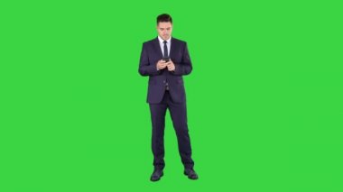 Yeşil Ekranda telefonda mesaj veren işadamı, Chroma Key.