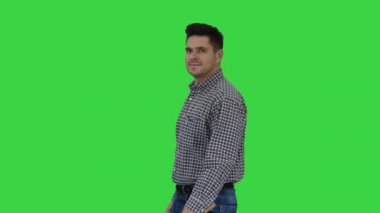 Yeşil Ekranda elinde çekiçle ok jest yapan gülümseyen işçi, Chroma Key.