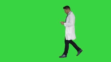 Doktor yeşil ekranda yeni ilaç sunan kamera konuşuyor, Chroma Anahtar.