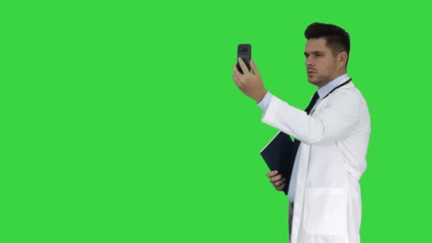 Erkek doktor yeşil ekranda hastasıyla konuşurken görüntülü görüşme yapıyor, Chroma Key. — Stok video