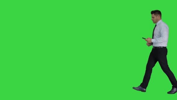 Bell'uomo che si fa un selfie Selfie veloce su uno schermo verde, Chroma Key . — Video Stock