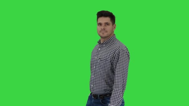Homem casual com escova e algum líquido olhando o que pintar e sorrindo para a câmera em uma tela verde, Chroma Key . — Vídeo de Stock