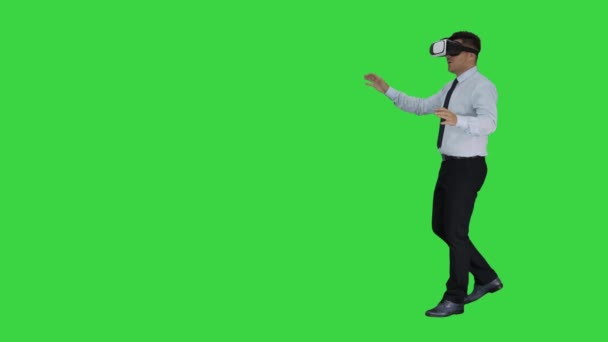 Επιχειρηματίας στην εικονική πραγματικότητα ακουστικά με τα πόδια σε εικονικό κόσμο σε μια πράσινη οθόνη, πλήκτρο αποχρώσεων. — Αρχείο Βίντεο