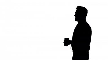 Silhouette Işadamı yürüyüş ile öğle yemeği ile kahve ve kağıt çanta almak.