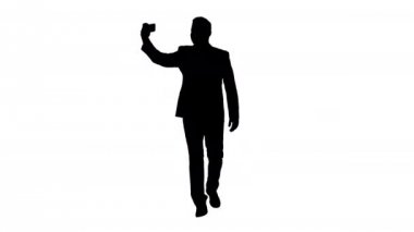 Yürüyüş yaparken takım elbise bir selfie alarak Silhouette yakışıklı adam.