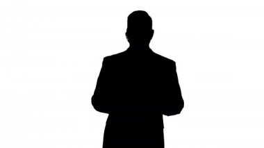 Silhouette yakışıklı Müşteri Hizmetleri Merkezi operatörü bir kulaklık yürüyüş ve kamera konuşurken giyiyor.