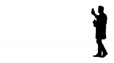 Silhouette erkek doktor onun hasta konuşmak bir video arama yapma.