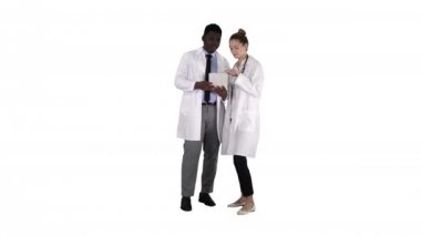 Fikri sağlık profesyonel afro Amerikan doktorla meslektaşınla dijital tablet beyaz arka plan üzerinde kullanma.