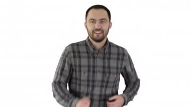 Beyaz arka planda günlük çalışan adam.