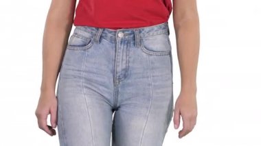 Beyaz arka planda yüksek kot pantolon ve kırmızı t-shirt yürüyen Casual kadın.