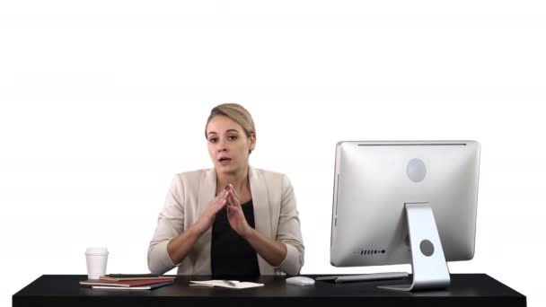 Χαριτωμένο επιχειρηματίας κοιτάζει την κάμερα στο γραφείο της και συνομιλίες, λευκό φόντο — Αρχείο Βίντεο