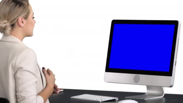Видео чат с кем-то молодой женщиной, белый фон. Синий макет экрана . — стоковое видео
