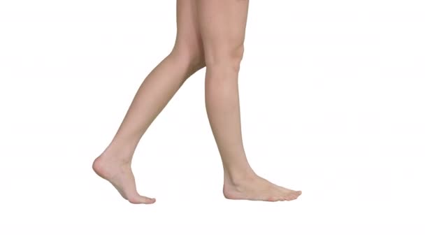 Bela fêmea descalço passeio no branco fundo. — Vídeo de Stock