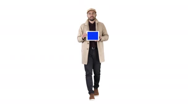 Homem atraente segurando tablet com tela de tecla azul mockup no fundo branco . — Vídeo de Stock