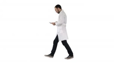 Tıbbi bakım ve sağlık doktor tablet beyaz arka plan üzerinde denetimi kullanın.