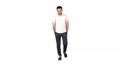 Casual beyaz arka plan üzerinde yürüyen adam.