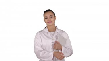 Beyaz arka planda elinde tabletle yürüyen kadın doktor..