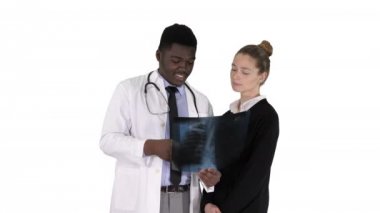 Doktor hastanın göğüs röntgenini beyaz arka planda gösteriyor..