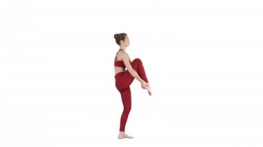 Genç yogi kadın pratik yoga kavramı, varyasyon Utthita Hasta Padangushthasana poz, Trivikramasana, beyaz arka plan üzerinde ayakta bölmeleri.