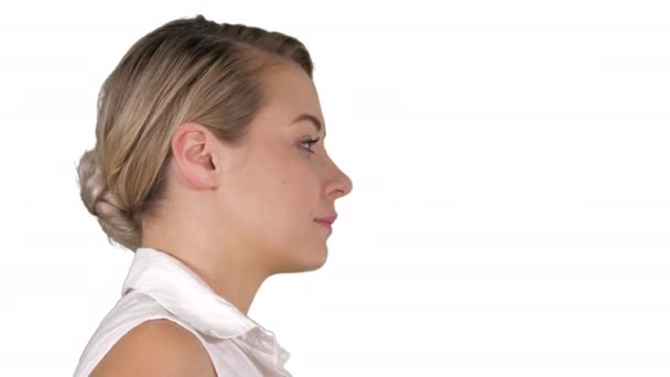 Impresionante mujer caminando cerca de su cara sobre fondo blanco. — Vídeos de Stock